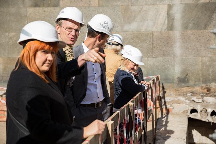 Vēstījuma iemūrēšana Latvijas Okupācijas muzeja Nākotnes nama pamatos