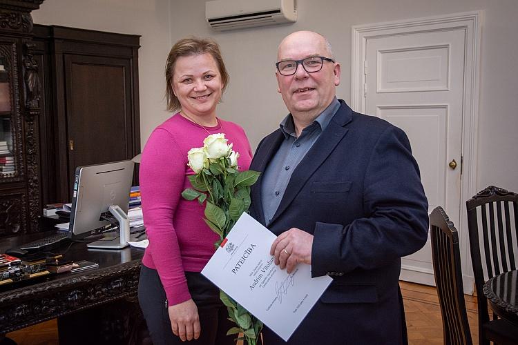 Andris Vītols saņem KM Pateicības rakstu