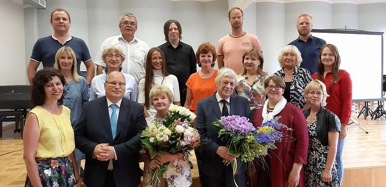 KM atzinības rakstu pasniegšana Jāzepa Mediņa Rīgas Mūzikas vidusskolas vadībai