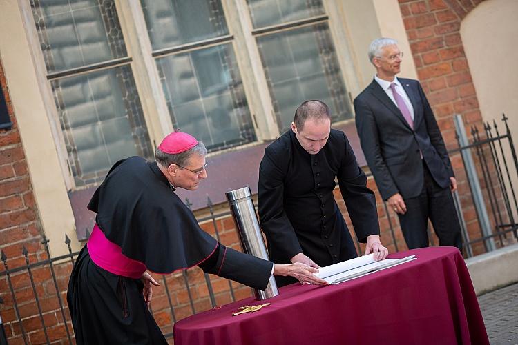 Sv. Jēkaba katedrāles torņa atjaunotā gaiļa svinīgās uzstādīšanas pasākums