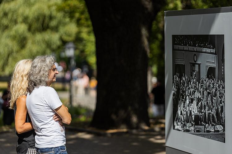 Latvijas neatkarības atjaunošanas trīsdesmitgadei veltīta lielformāta fotoizstāde Brīvības laukumā