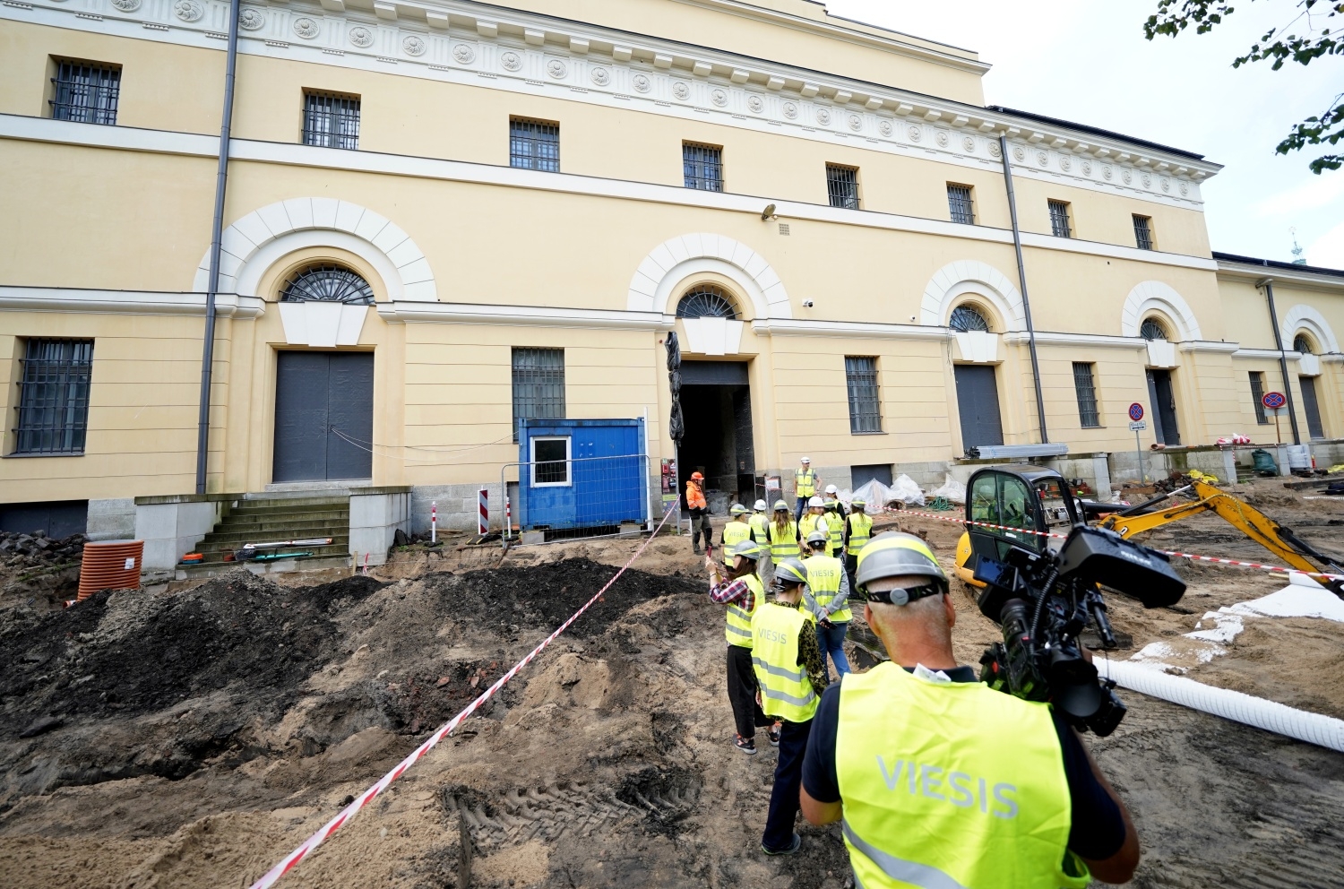 Mākslas muzeja "Arsenāls" fasāde un ceļš būvdarbu laikā