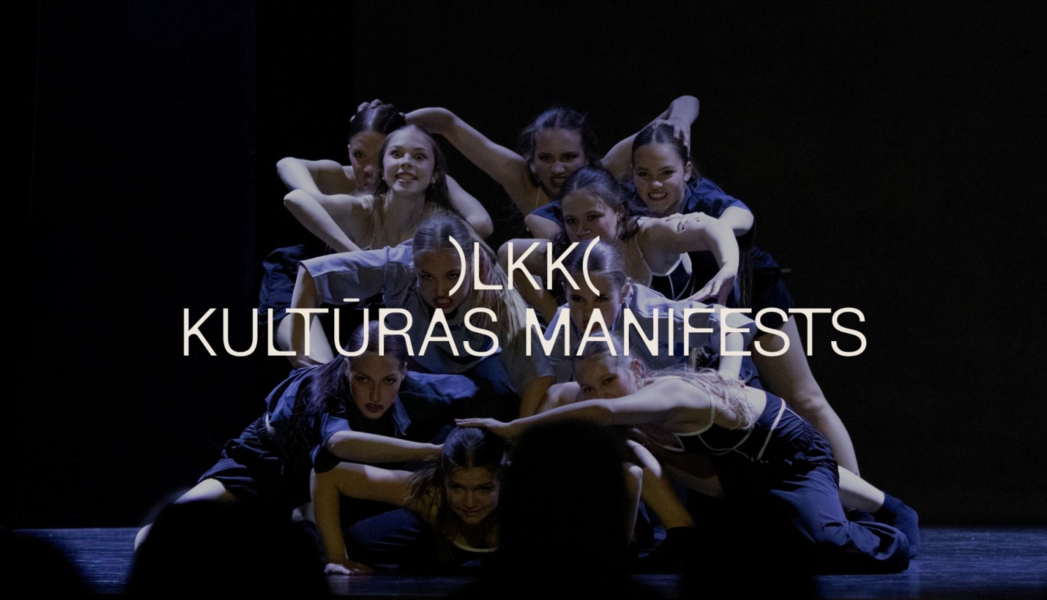Moments no studentu izrādes, uz fotoattēla teksts "LKK KULTŪRAS MANIFESTS"