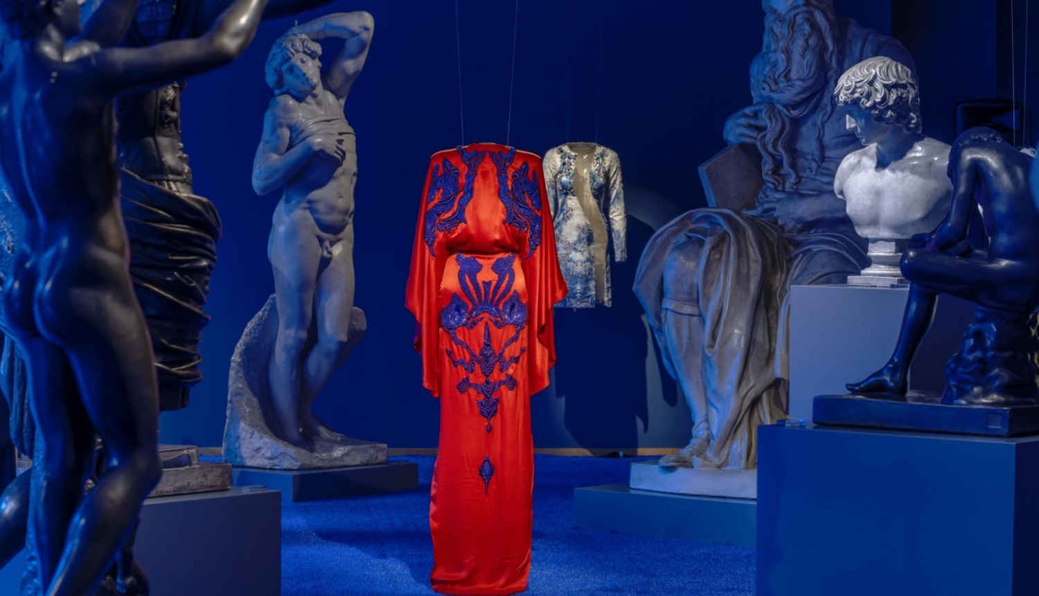 Zīmola FYODOR GOLAN vakarkleita no 2013. gada pavasara/vasaras kolekcijas “Svētais kalns”