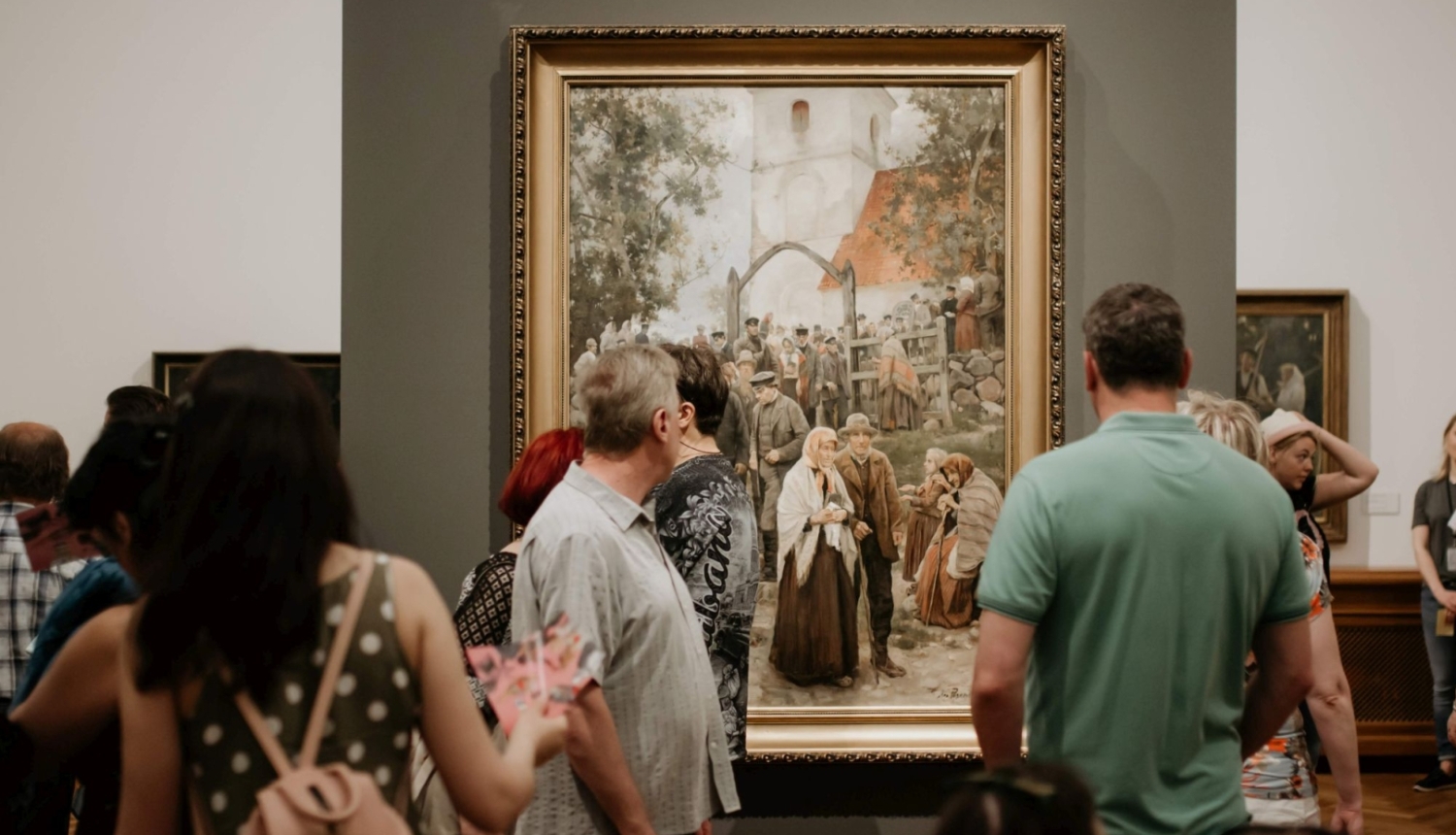 Apmeklētāji Latvijas Nacionālā mākslas muzeja galvenajā ēkā. Foto: Kristiāna Zelča