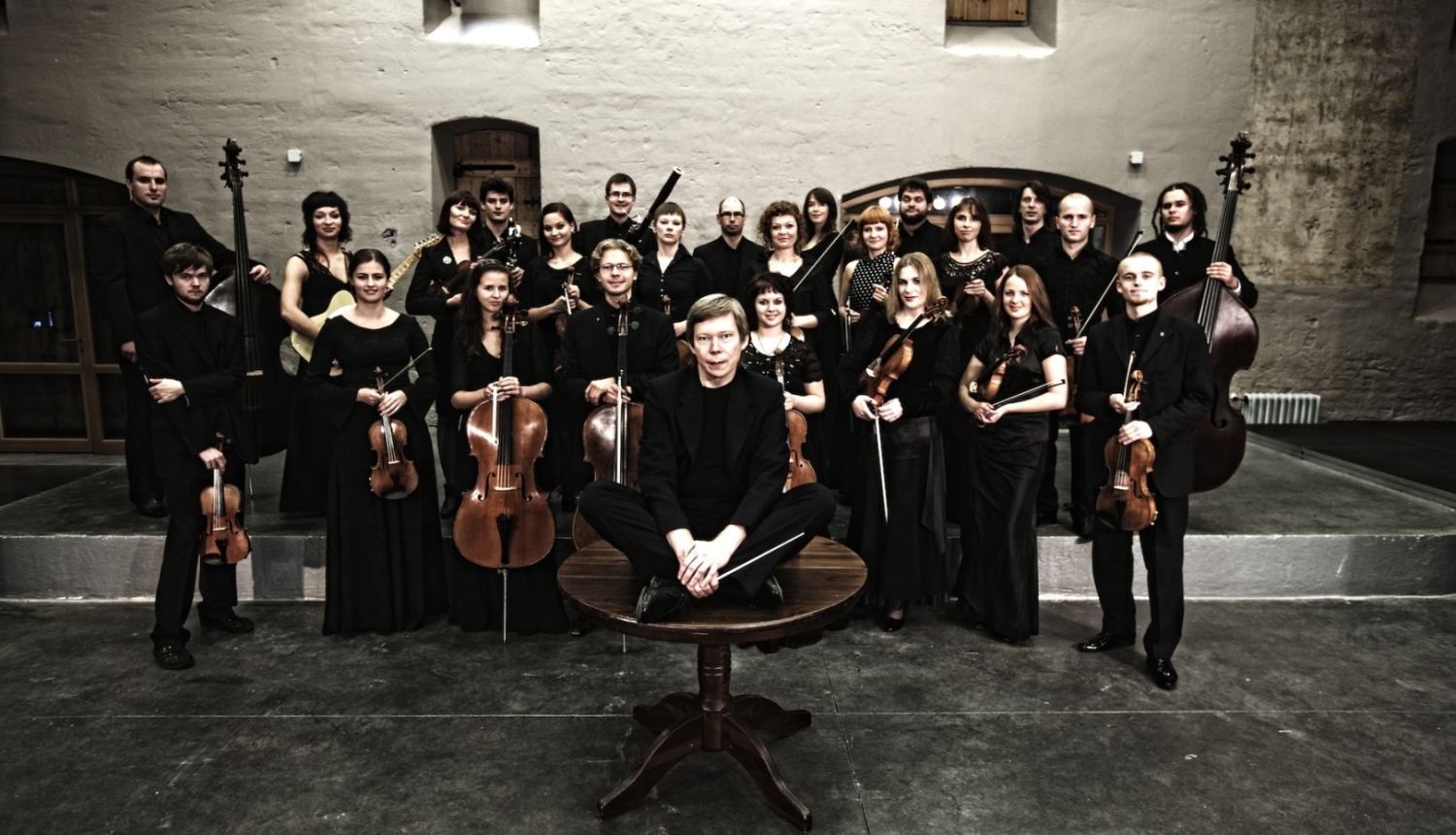 Valsts kamerorķestra "Sinfonietta Rīga" mūziķi un diriģents Normunds Šnē