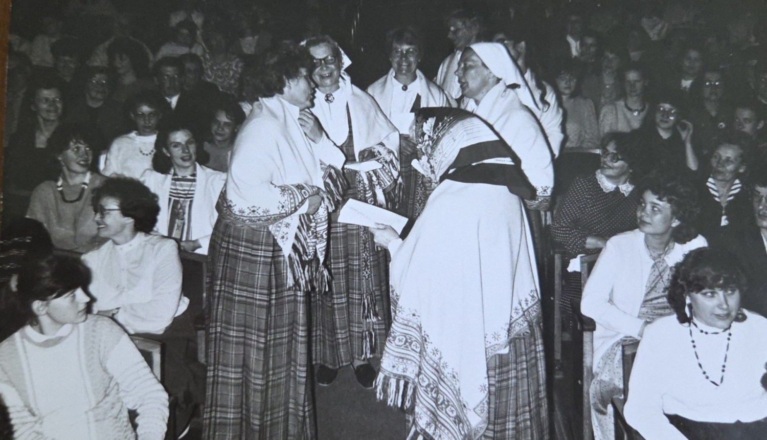 Līksnas sievas apdziedāšanas laikā Daugavpils teātrī 1986. gadā