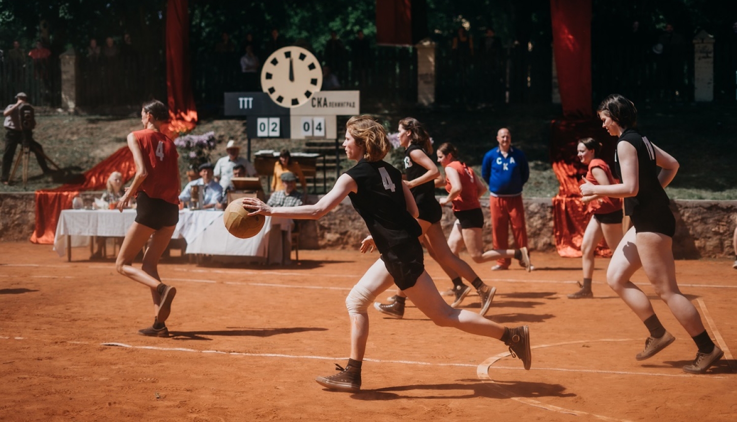Kadrs no filmas. Sportistes piedalās sacensībās