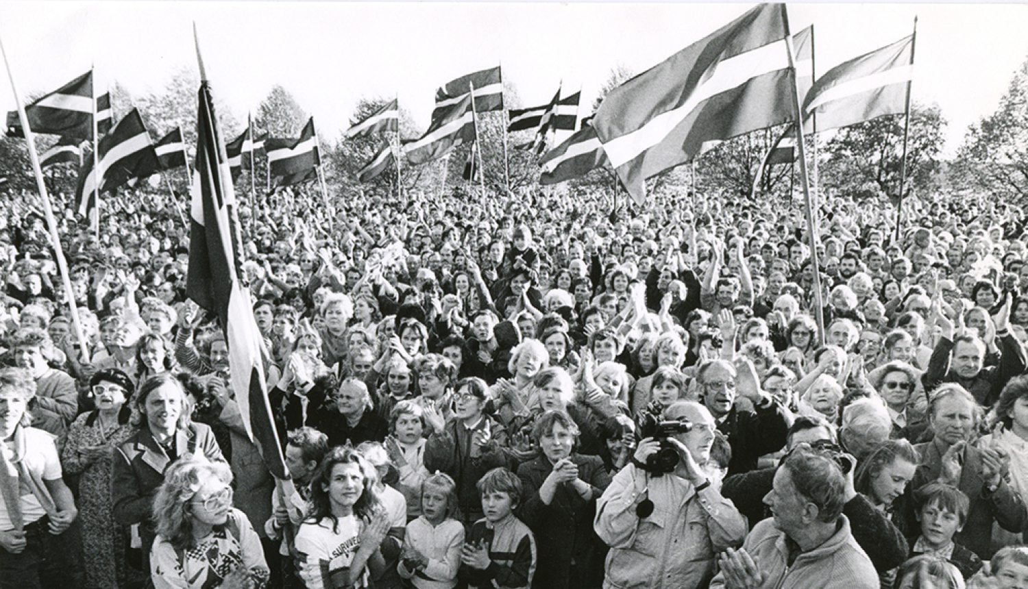 4. maijs krastmalā (1990), Foto no LNVM krājuma.
