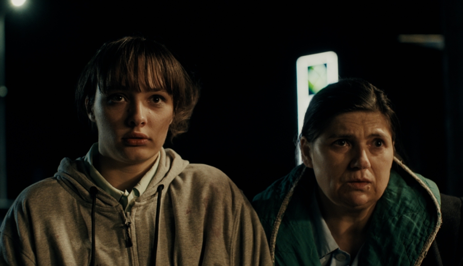 Kadrs no filmas, kurā redzami divi filmas tēli/aktieri