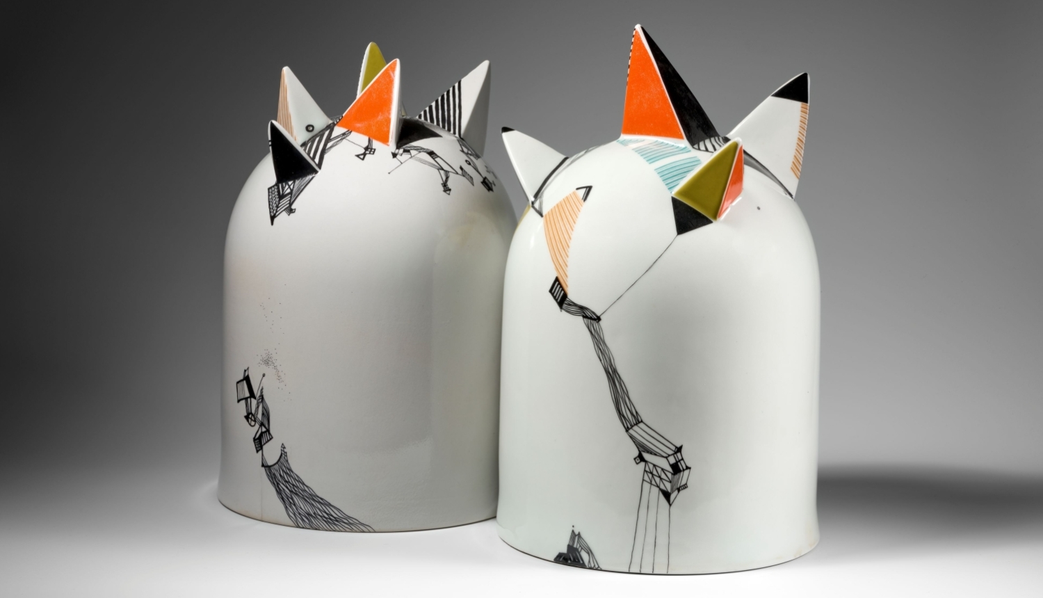 Pēteris Martinsons (Latvija). “Raķetes”. Porcelāns, glazūra, virsglazūras zīmējums, dekols, 1980. Rīgas Porcelāna muzeja krājums