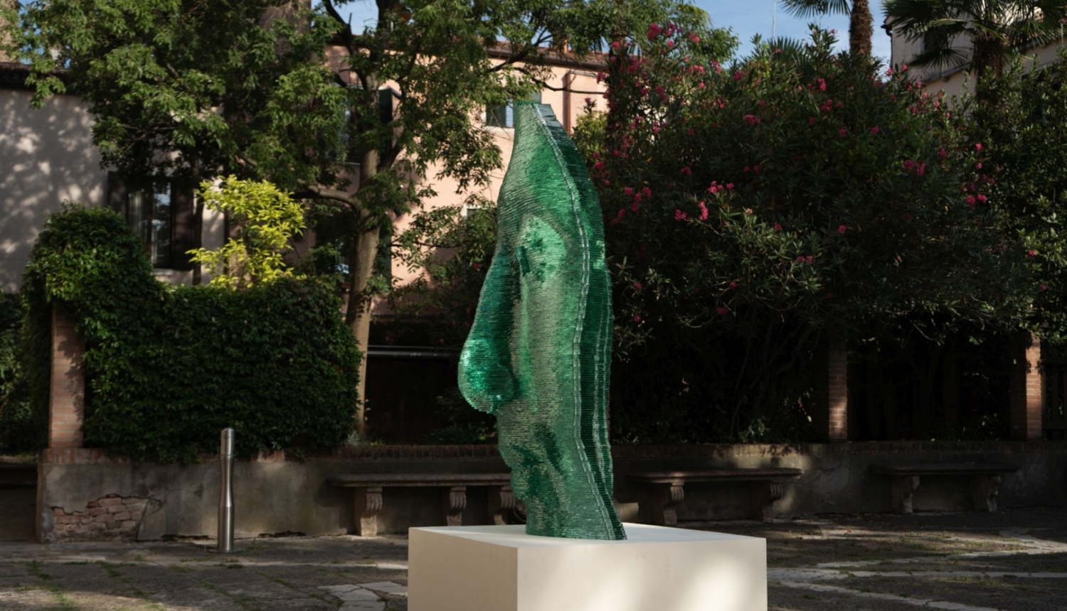 Stikla skulptūra “Nefertiti” izstādes atklāšanas dienā Venēcijā