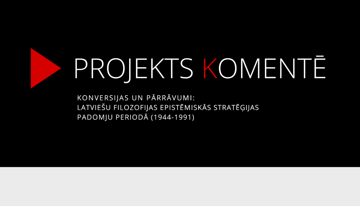 Dekoratīvs attēls, uz melna fona baltiem burtiem uzraksts: Projekts komentē, sarkani akcenti