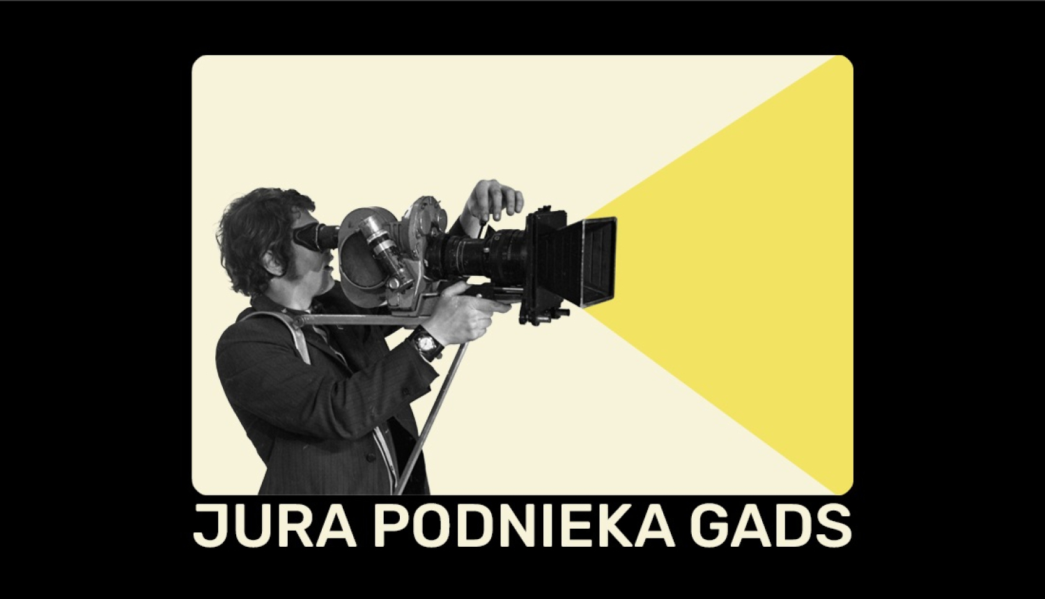 Jura Podnieka siluets ar lielu kameru, uz gaiši dzeltena fona ar gaismas staru un tekstu "Jura Podnieka gads"