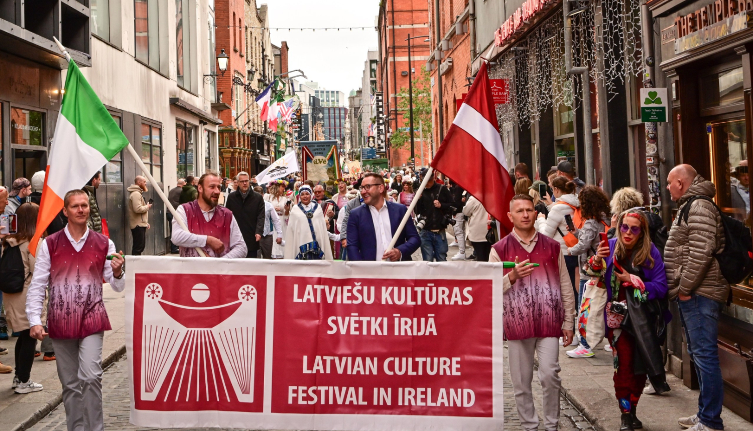Latviešu kultūras svētki Dublinā - svētku gājiens pa pilsētu