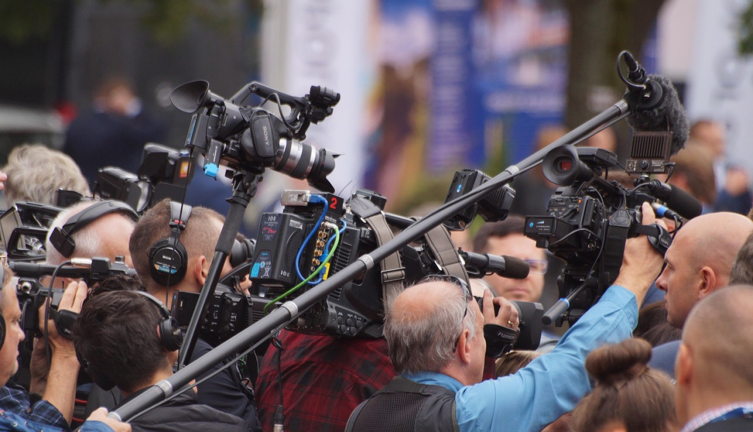 Mediju pārstāvji publiskā pasākumā ar filmēšanas kamerām