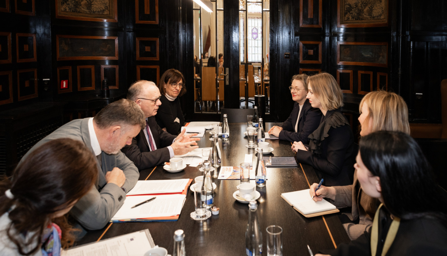 Kultūras ministres Agneses Lāces un Eiropas Ekonomikas un sociālo lietu komitejas priekšsēdētāja Šīmusa Bolanda (Mr Séamus Boland) tikšanās norise Kultūras ministrijas Kamīnzālē