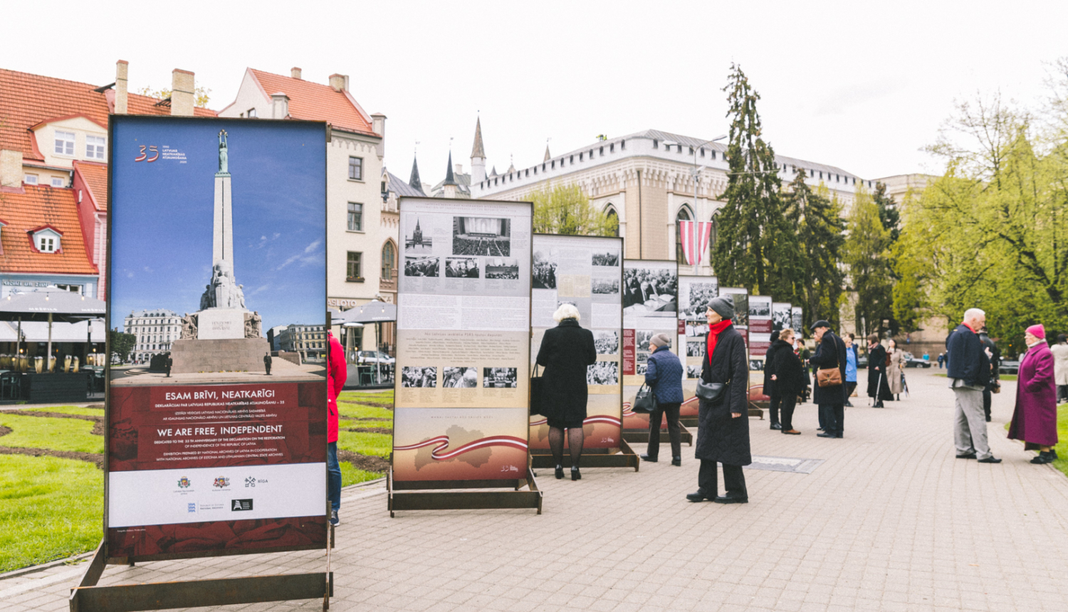 Izstādes atklāšana Līvu laukumā