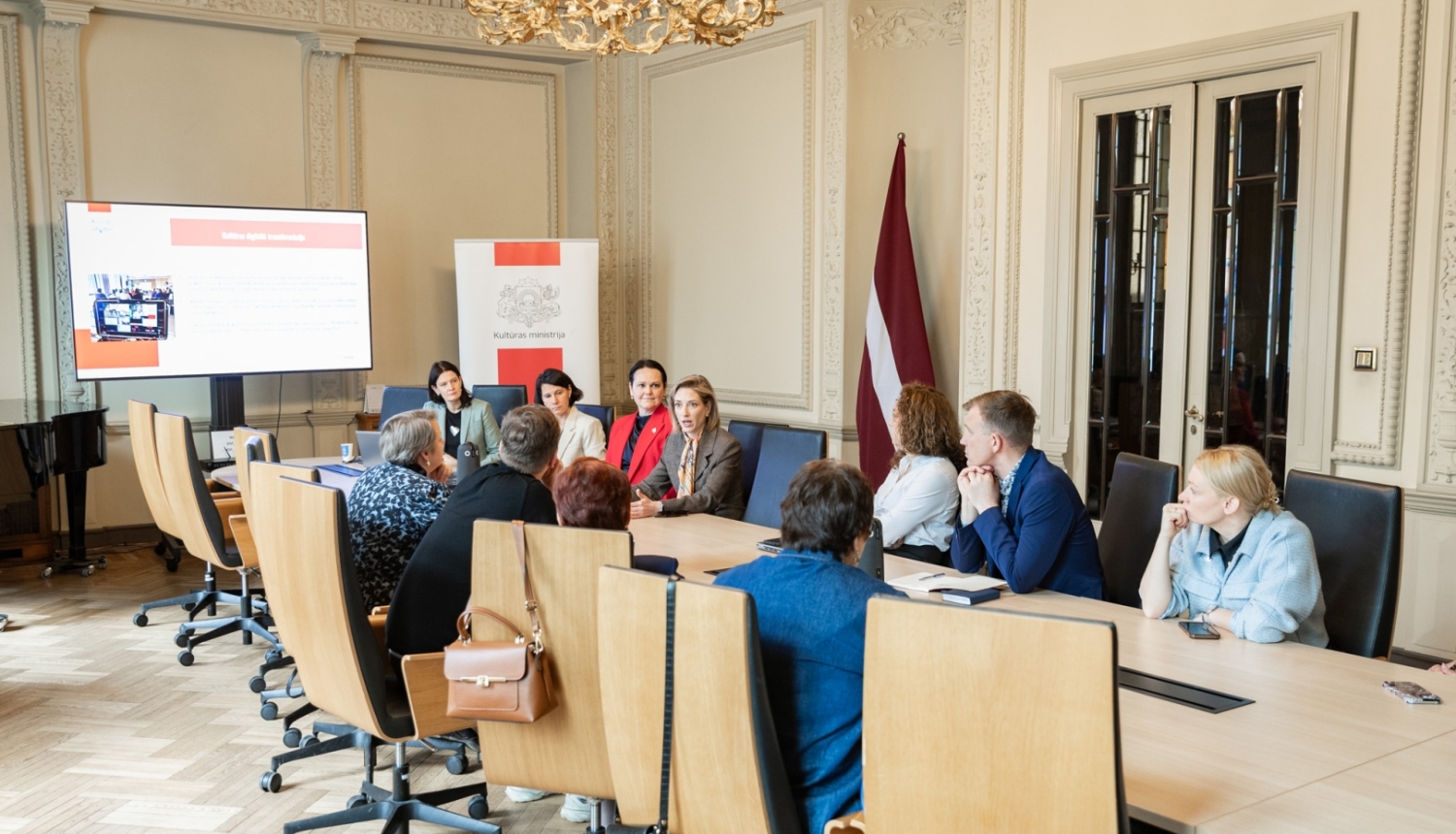 Kultūras ministrijas padotības iestāžu vadītāji pulcējušies uz sanāksmi Kultūras ministrijas zālē