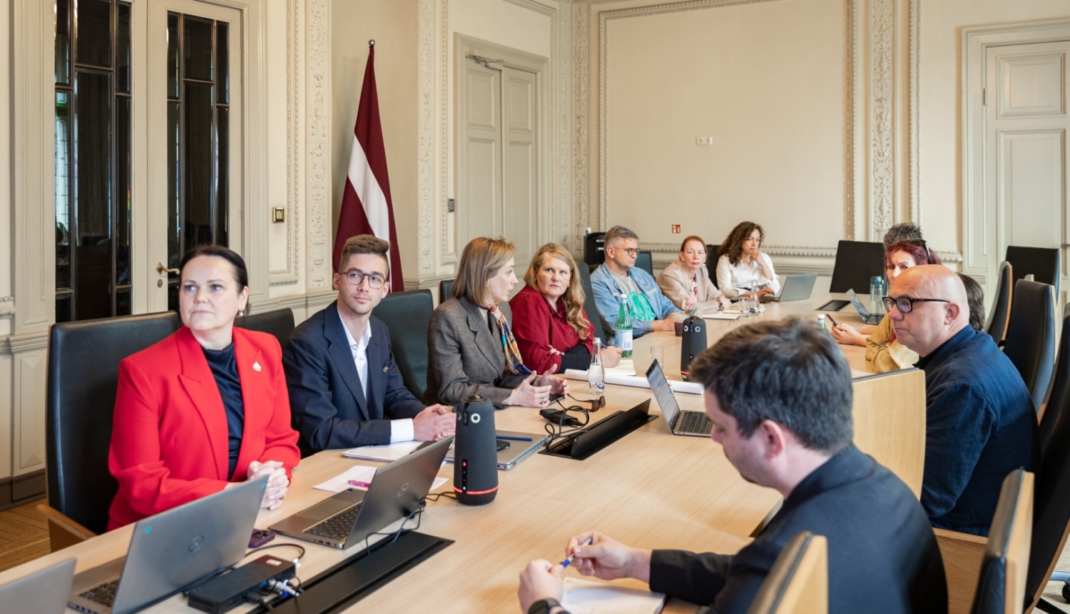 Nacionālās kultūras padomes locekļi pulcējušies uz sanāksmi Kultūras ministrijas Lielajā zālē