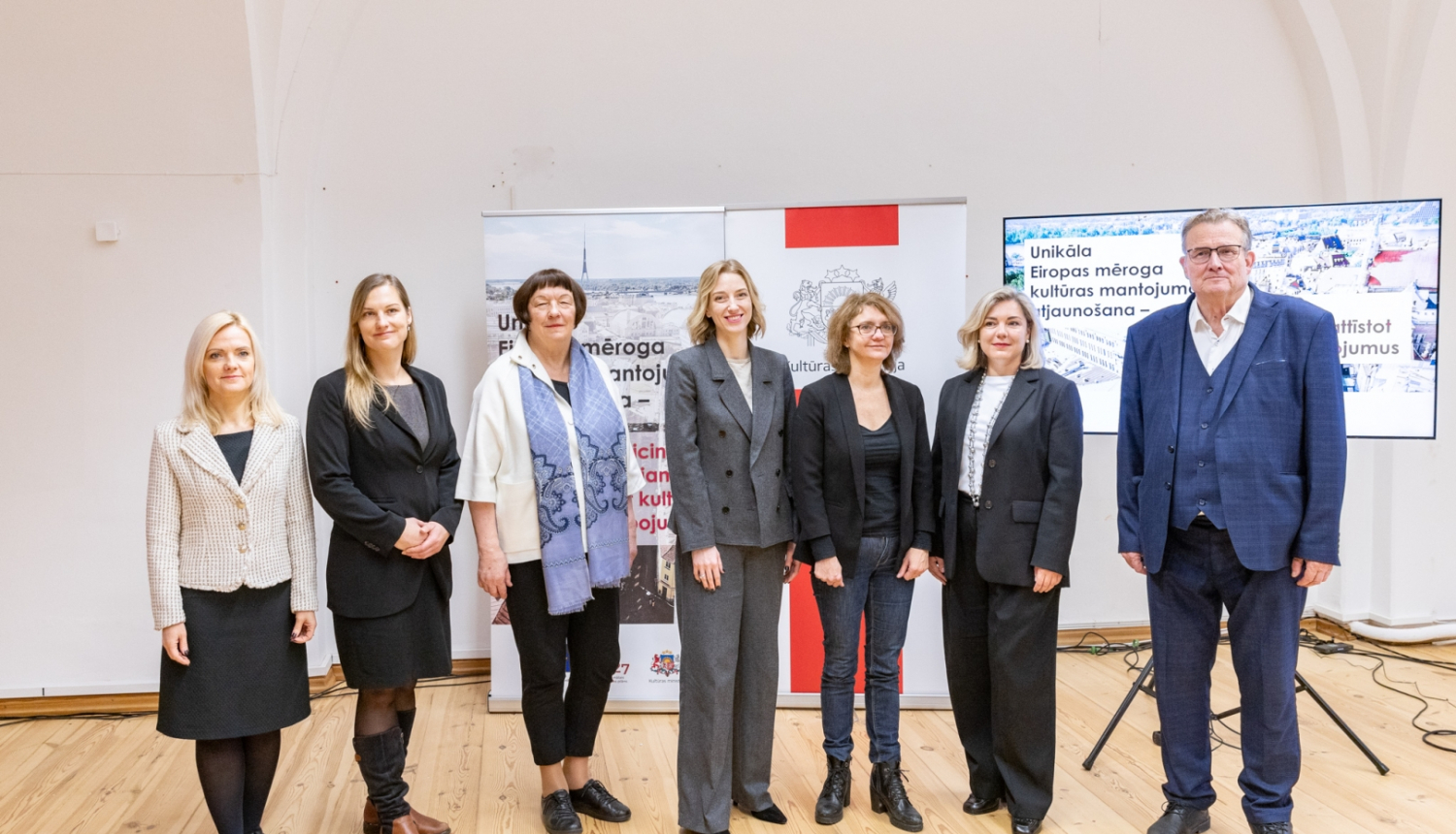 Septiņas personas auditorijas priekšplānā