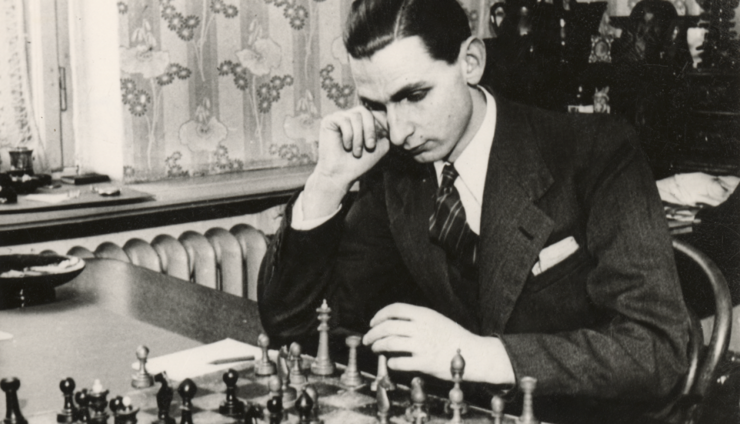 Anšlavs Eglītis spēlē šahu