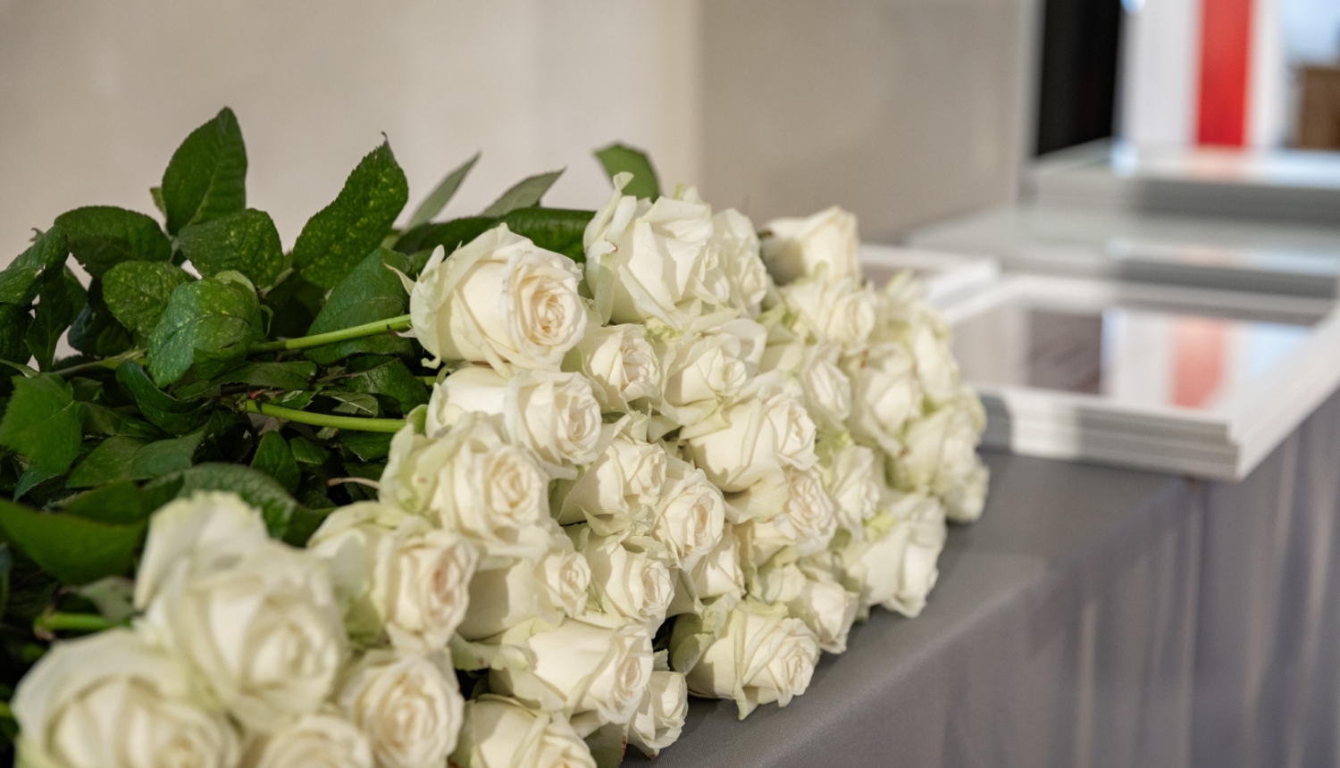Baltas rozes un Atzinības raksti gatavi pasniegšanai