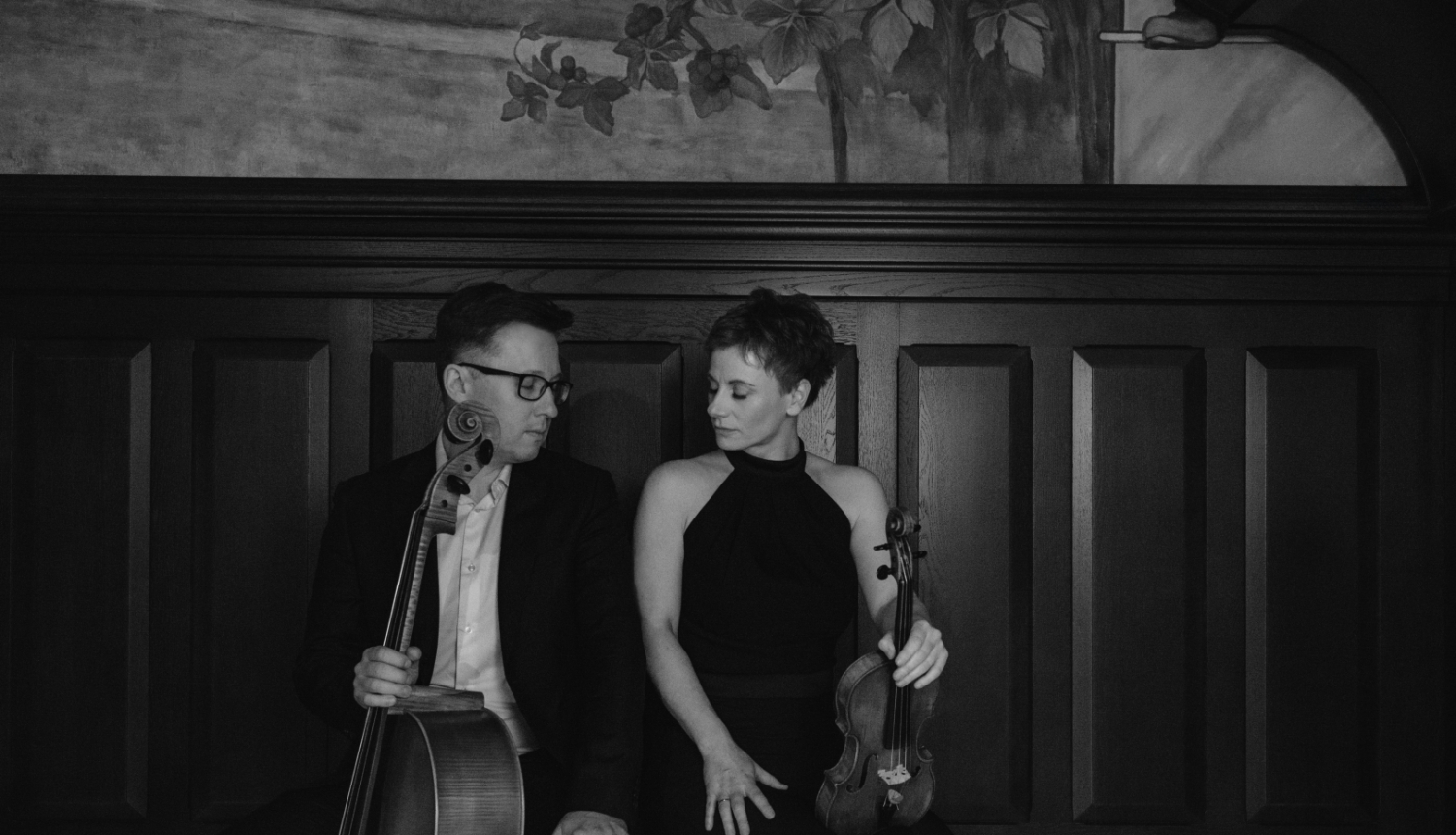 Čellists Tomašs Pokrživinskis un vijolniece Martina Pastuška ar instrumentiem