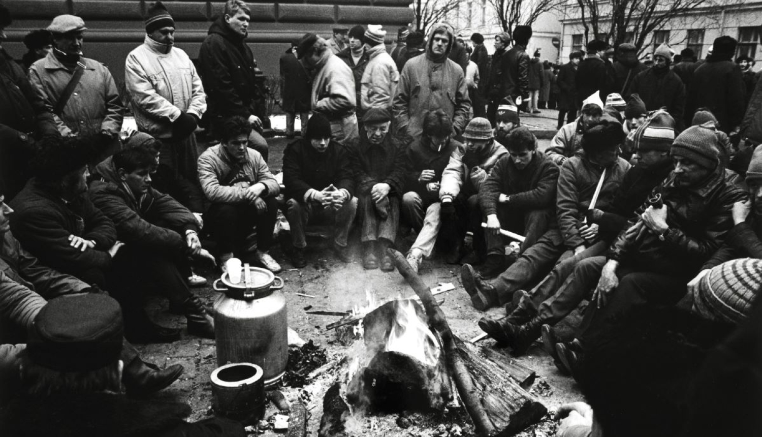 Barikāžu dalībnieki pie Latvijas Republikas Augstākās padomes ēkas (tagad Saeima). 1991. gada janvāris. Fotogrāfs Leons Balodis. LNVM krājums