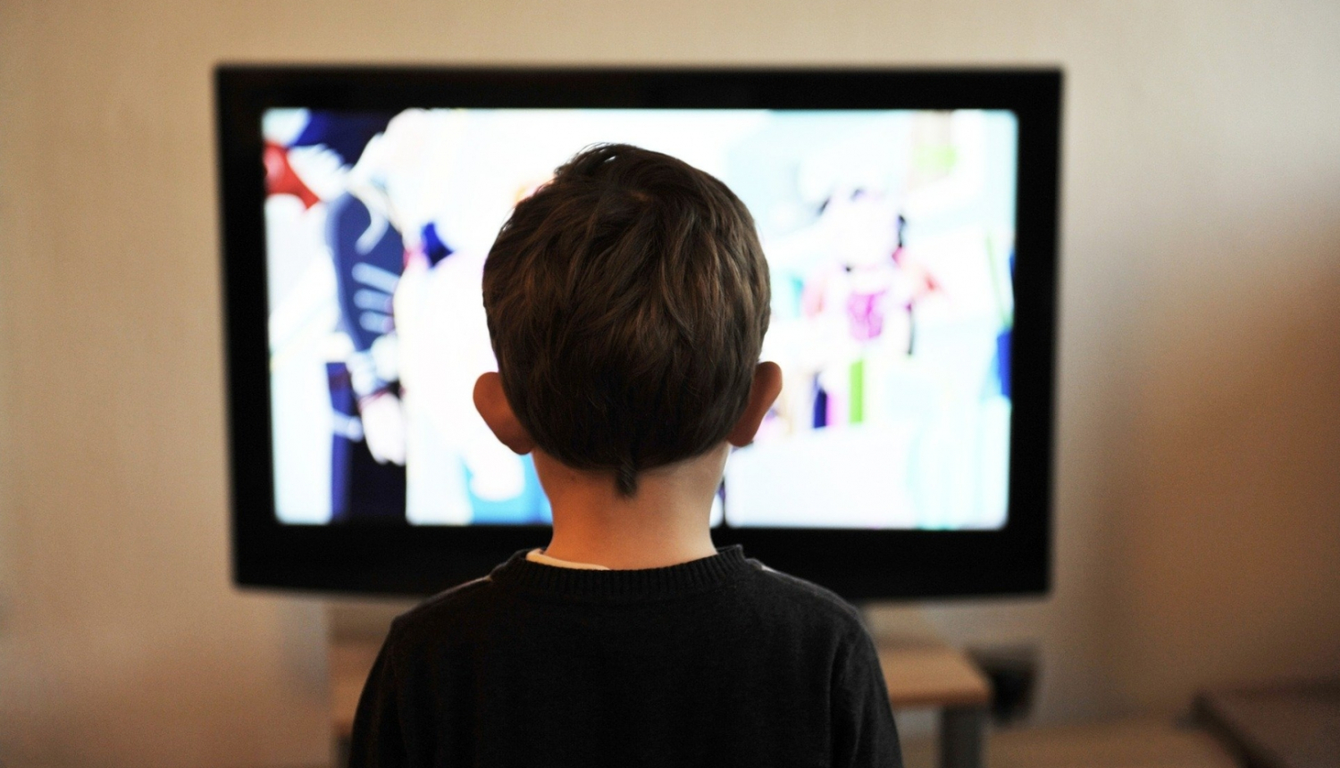 Bērns pie TV ekrāna