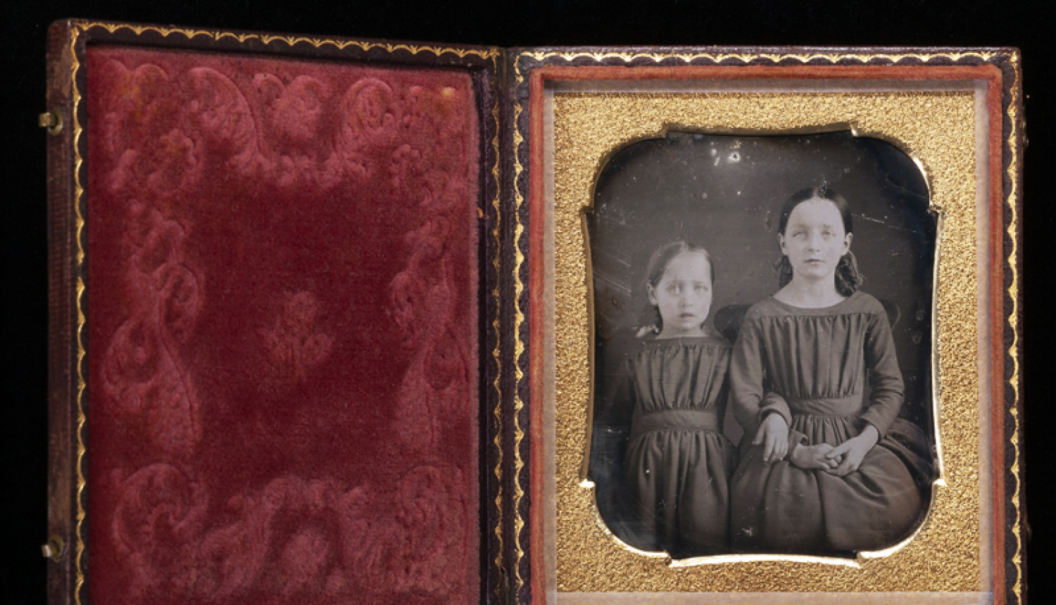 Dagerotips. Meiteņu dubultportrets. Ap 1858. gadu. Autors – nezināms. Latvijas Fotogrāfijas muzeja krājums. Foto: Mārtiņš Lablaiks.