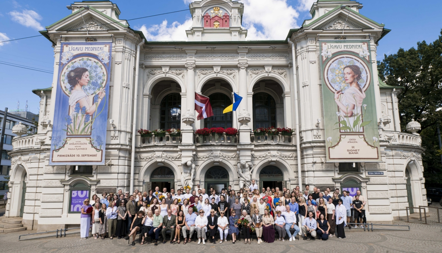 Latvijas Nacionālā teātra darbinieki pie ēkas galvenās ieejas