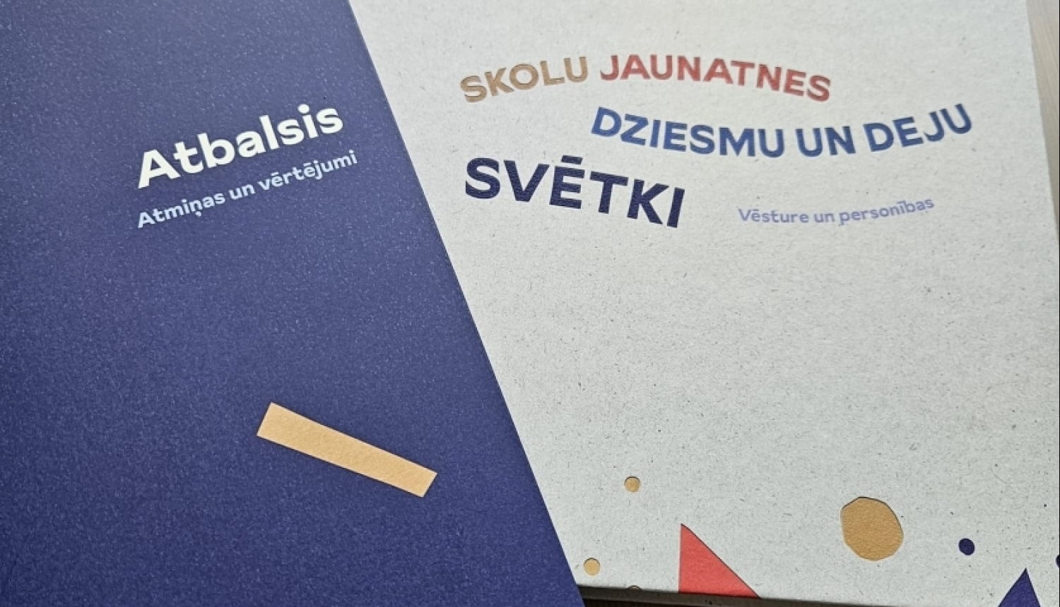 Divi grāmatu izdevumi