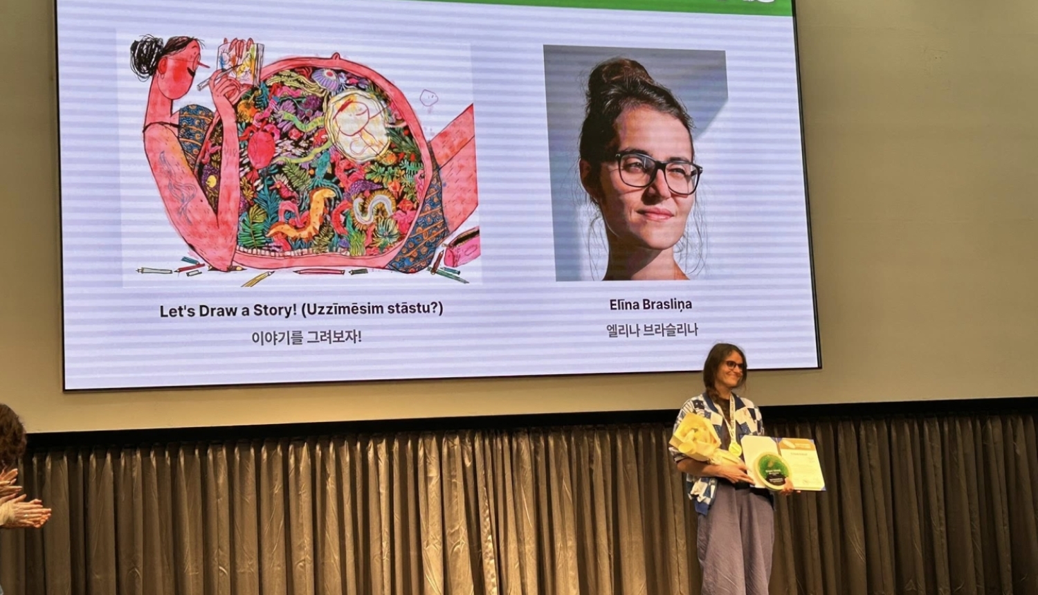 Ilustratore un māksliniece Elīna Brasliņa saņem Nami konkursa apbalvojumu. 