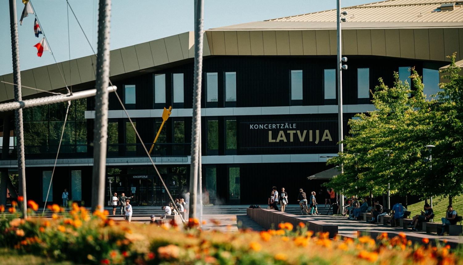 Koncertzāles “Latvija” ēkas fasāde vasarā