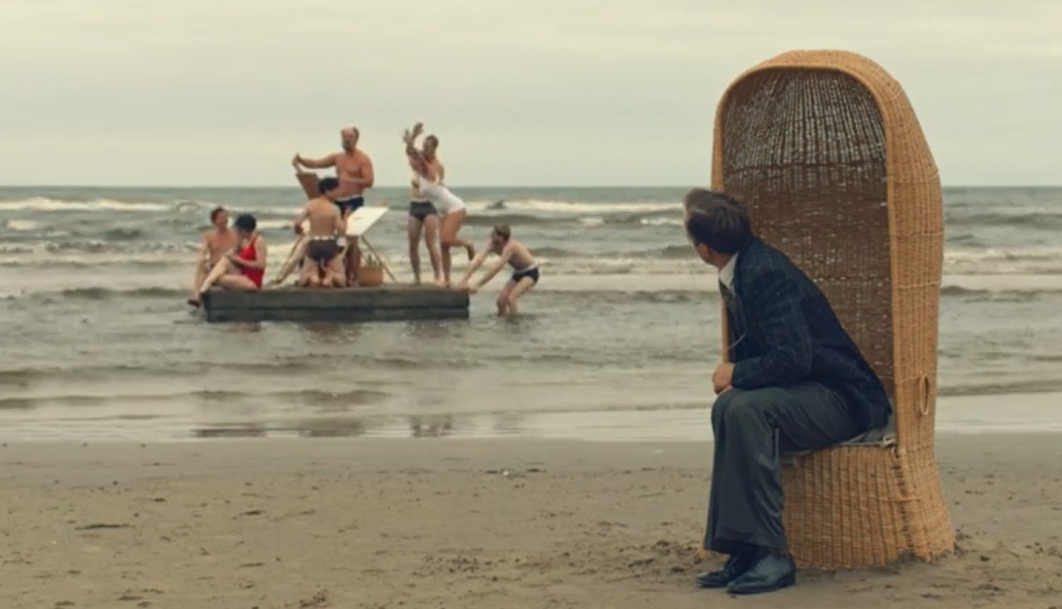 Kadrs no filmas "Homo novus" (2018) - filmas varoņi pludmalē