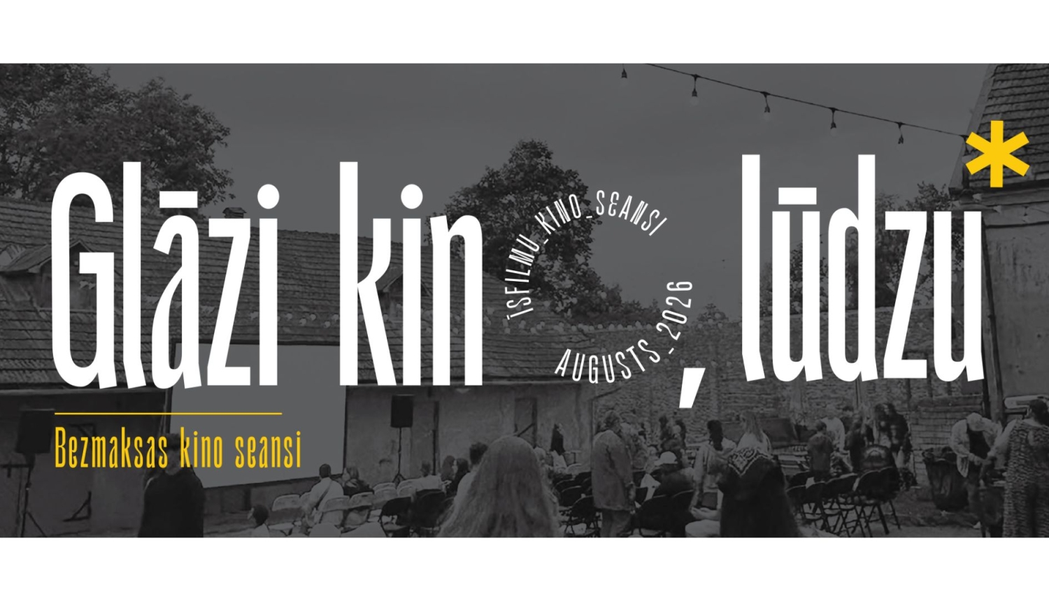 Plakāts ar brīvdabas kino pasākuma fotogrāfiju vecpilsētas pagalmā, liels balts uzraksts “Glāzi kino, lūdzu*”, dzeltenā krāsā izcelts teksts “Bezmaksas kino seansi”