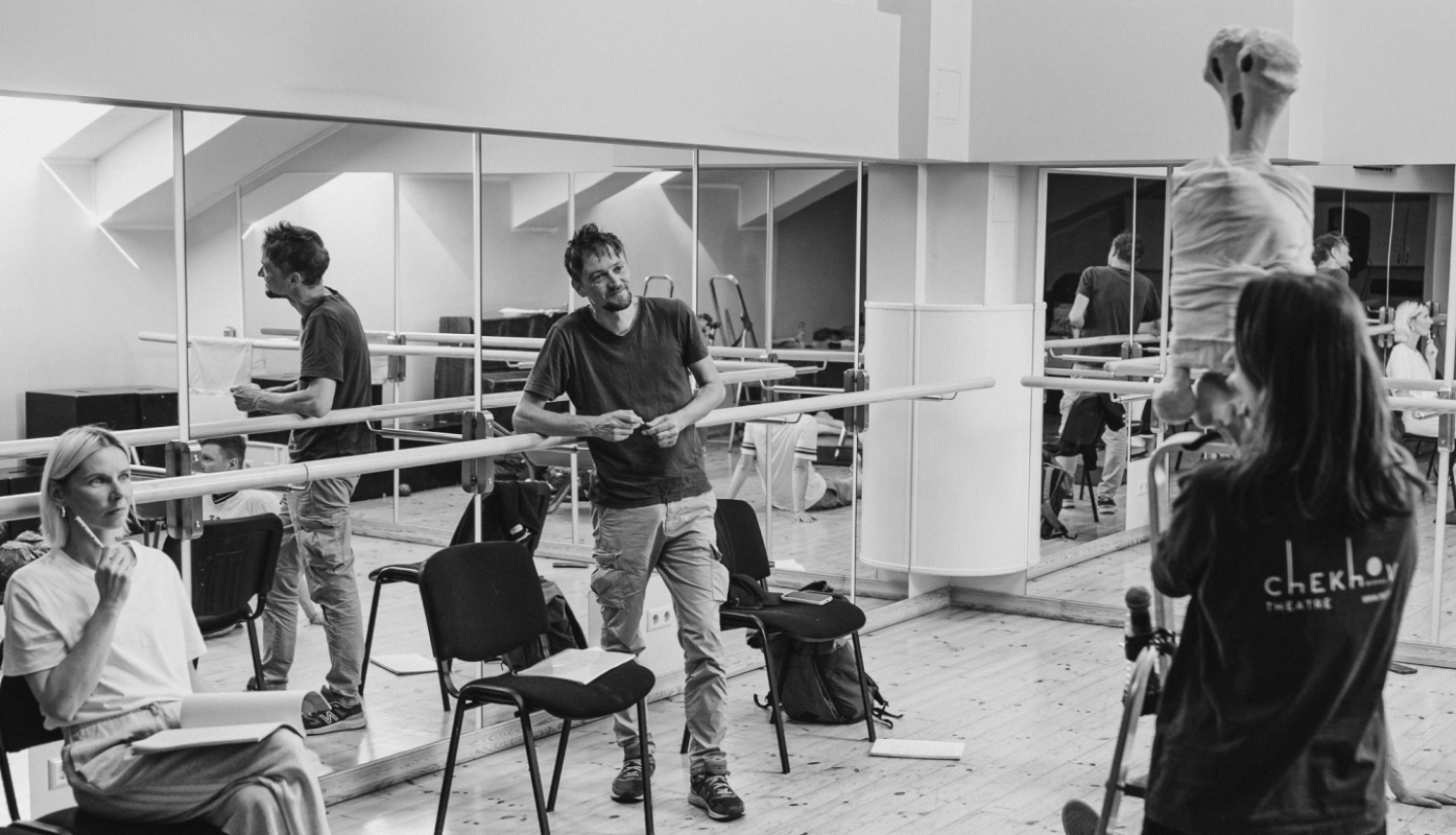 Izrādes mēģinājuma process ar iesaistītajiem aktieriem