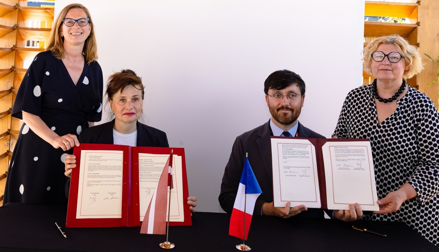 Latvijas un Francijas sadarbības līgumu parakstīja Francijas Nacionālā kino centra direktors Gaetāns Briels un Latvijas Nacionālā kino centra vadītāja Dita Rietuma, piedalījās Kultūras ministrijas valsts sekretāre Dace Vilsone un Latvijas vēstniece Francijā Alise Balode