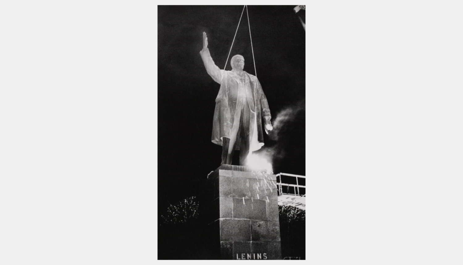 V.Ļeņina pieminekļa demontāža Rīgā. 1991. gada 24. augusts. Fotogrāfs Roberts Kaniņš. LNVM krājums.