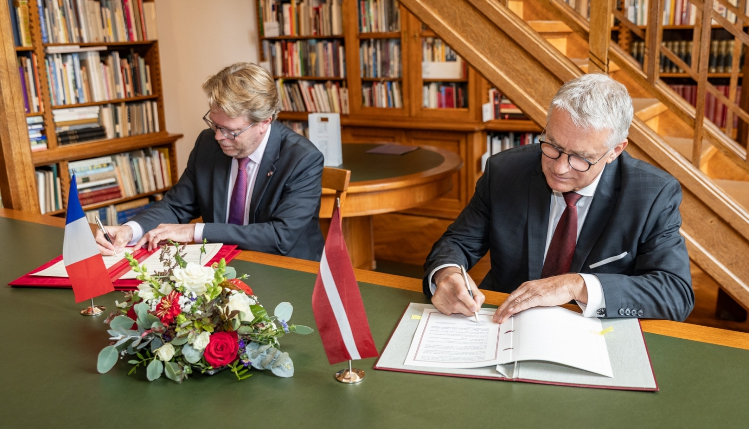 Kultūras ministrs Nauris Puntulis un Francijas Republikas vēstnieks Latvijā Manuels Lafons Rapnuijs paraksta rīcības plānu kultūras sadarbībai starp Latvijas Republikas Kultūras ministriju un Francijas Republikas Kultūras ministriju