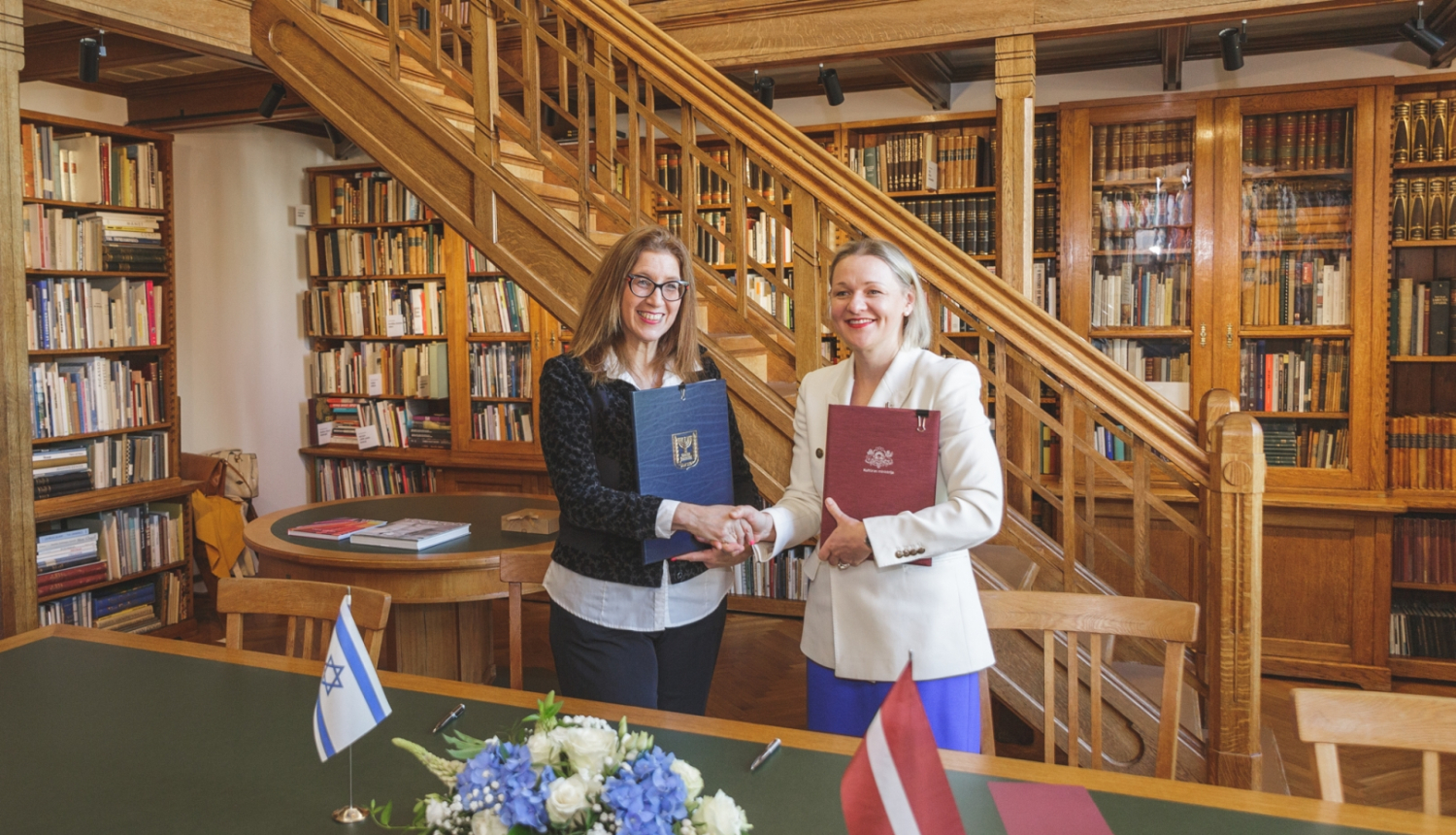 Izraēlas Ārlietu ministrijas Kultūras diplomātijas biroja vadītāja Nurita Tinari un Latvijas Republikas Kultūras ministrijas valsts sekretāres vietniece Zane Vāgnere paraksta starpvaldību sadarbības programmu
