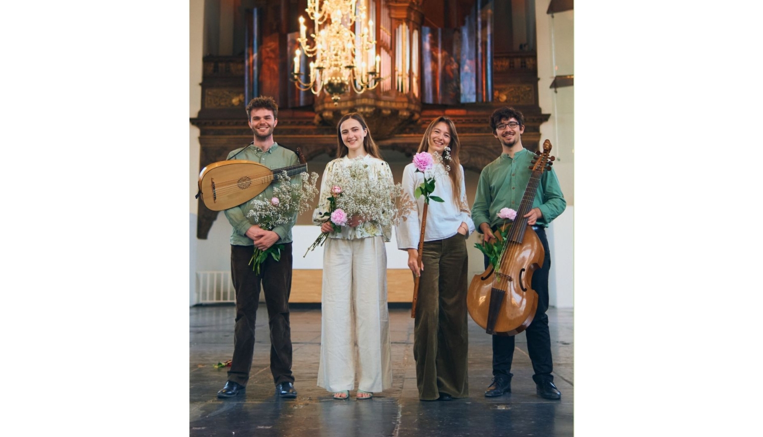 Četri mūziķi ar instrumentiem un ziediem