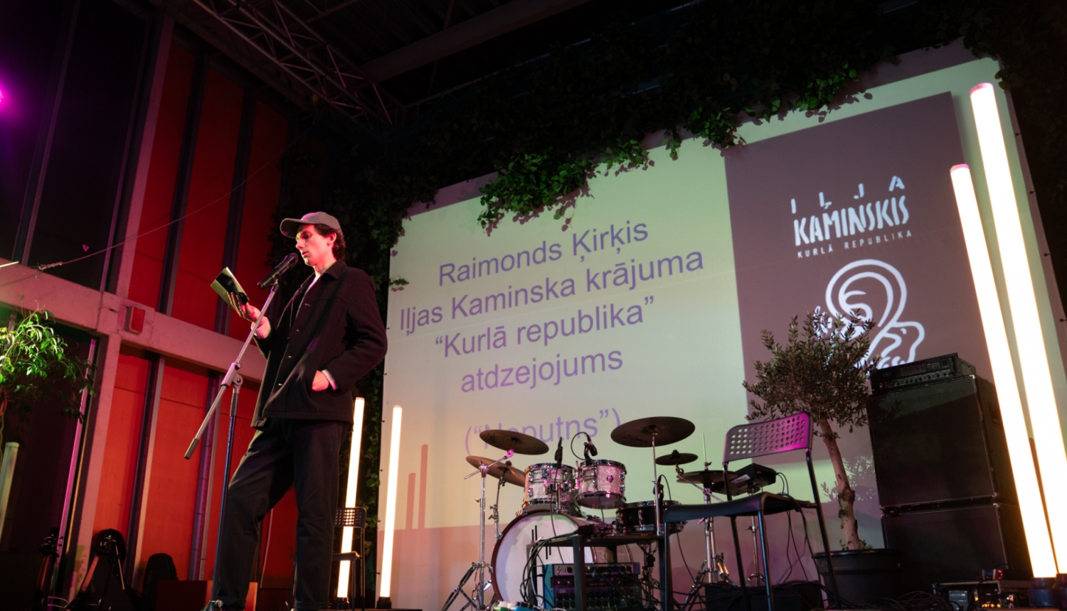 Dzejnieks uz skatuves
