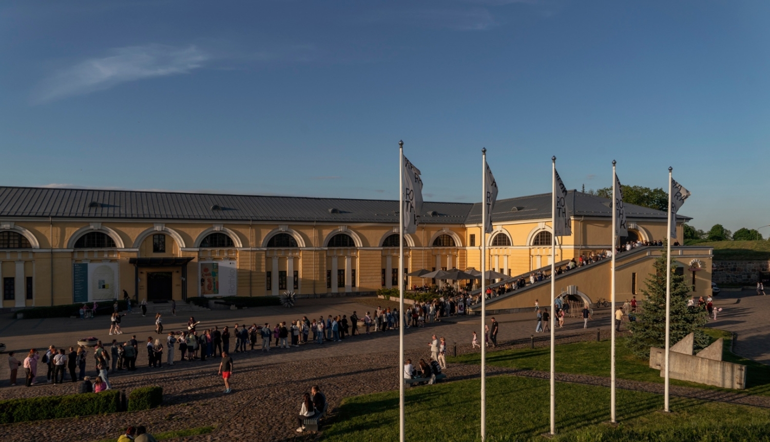 Rotko muzejs Daugavpilī, apmeklētāju rinda muzeja pagalmā 