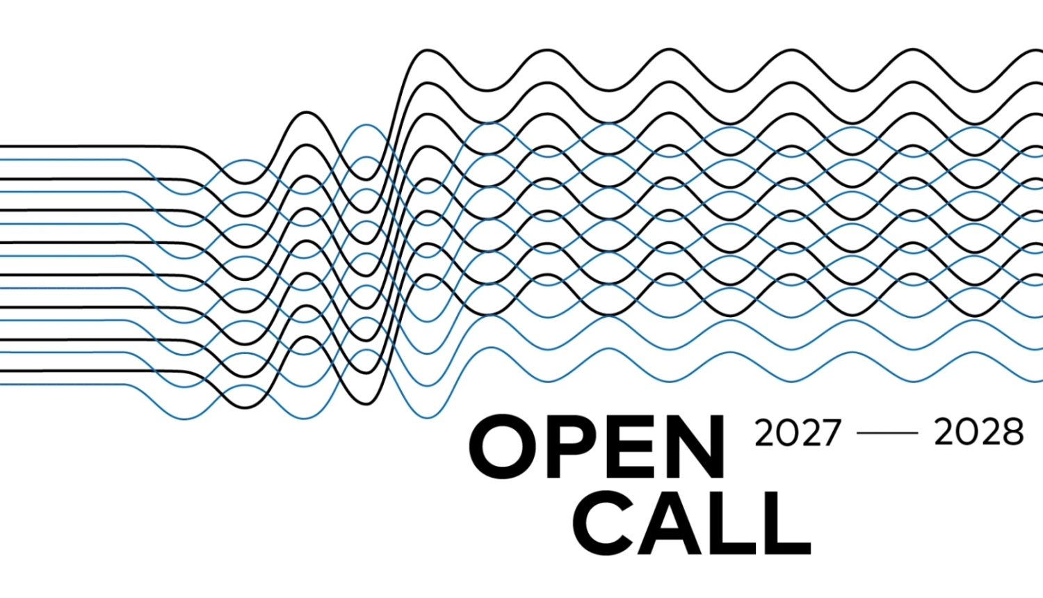 Uz balta fona abstraktas zilas un melnas paralēlas līnijas, kas no taisnām pāriet viļņveida formā, teksts: "2027-2028 OPEN CALL"