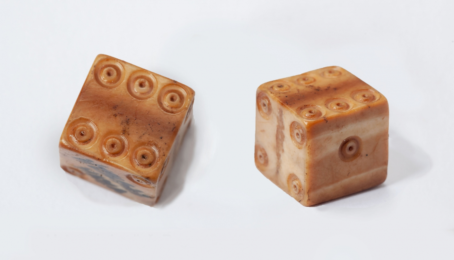 Metamais kauliņš. 13.-15. gs., materiāls: rags. Uziets arheoloģiskās izpētes darbos Trokšņu ielā 14, 1973. g. Izpētes vadītājs Andris Caune. Rīgas vēstures un kuģniecības muzeja krājums.