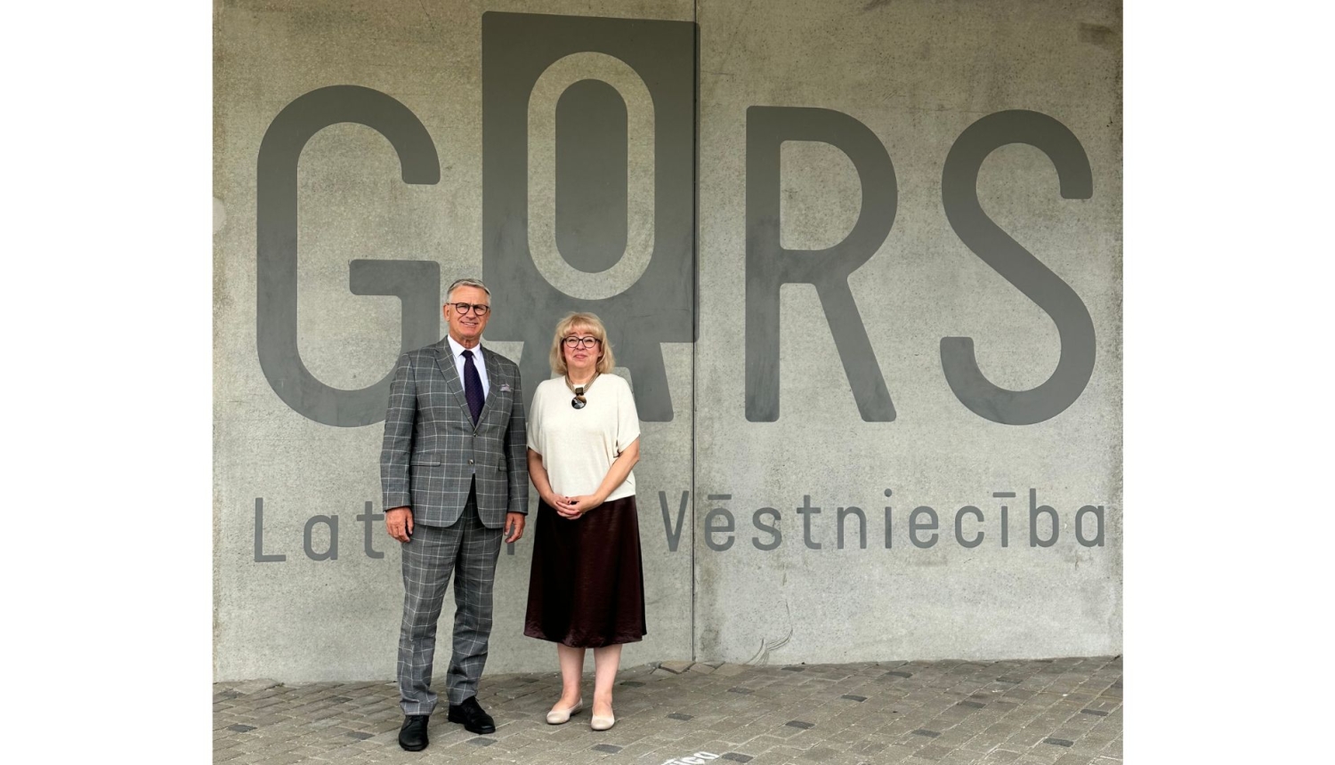 Nauris Puntulis un Ilona Rupaine pie“Gora” uzraksta