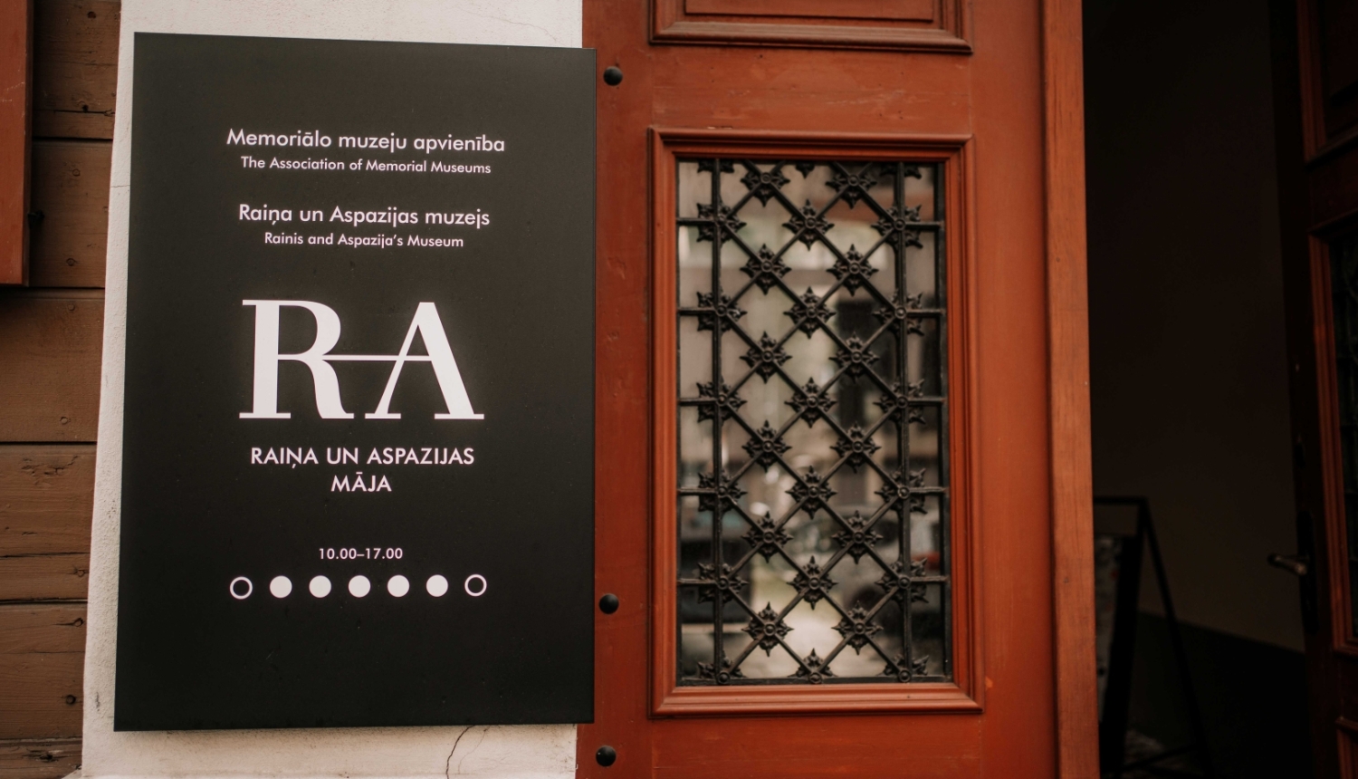 Raiņa un Aspazijas mājas fasāde