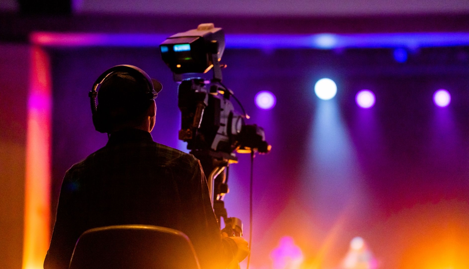 Operators pie videokameras filmējot pasākumu